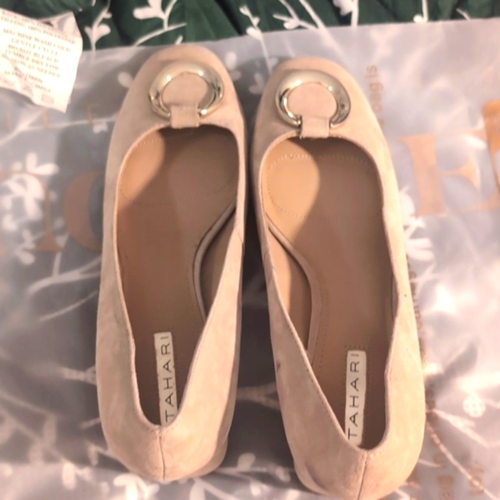 TAHARI Mavis Embellished Suede Pumps Size 8 - Neutral Tan - Picture 5 of 9